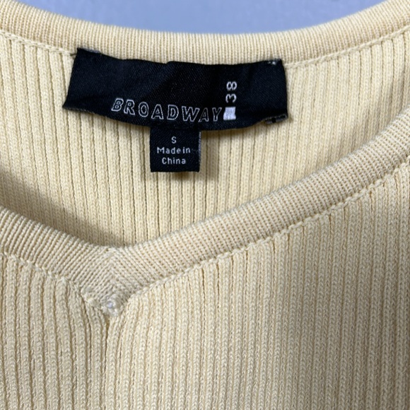 Broadway Ribbed Ruffle Shoulder yellow short sleeve sweater size small 38 - Picture 9 of 9